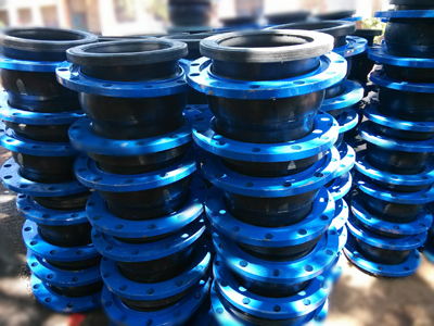 銀川大口徑橡（xiàng）膠軟接頭發貨現場