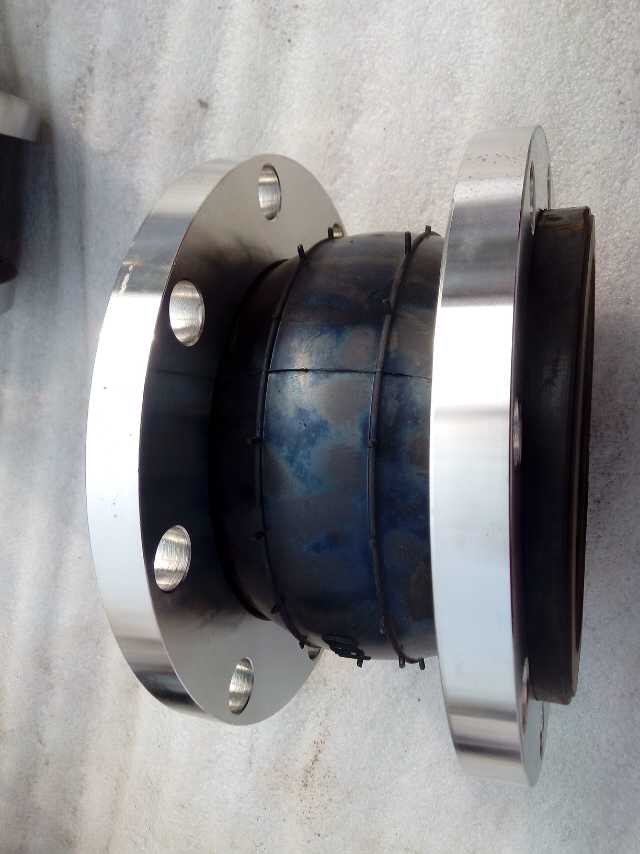 橡（xiàng）膠接頭和金屬（shǔ）軟管（guǎn）的有什麽（me）不同